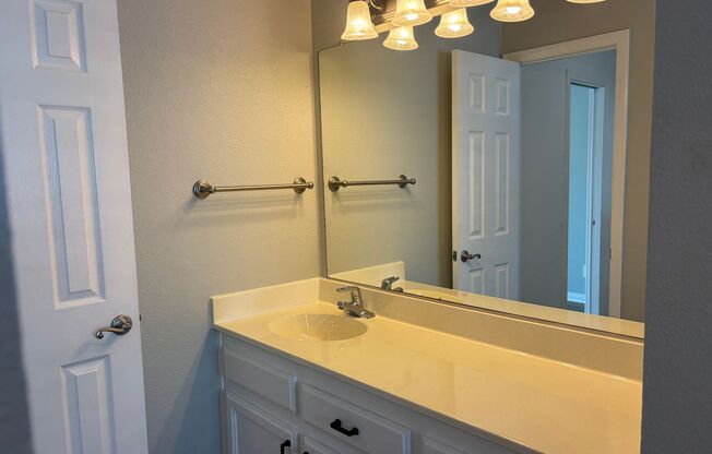 2 beds, 1 bath, 850 sqft, $2,760, Unit 1561M