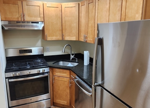 4 beds, 2 baths, 1,200 sqft, $3,750, Unit 2L