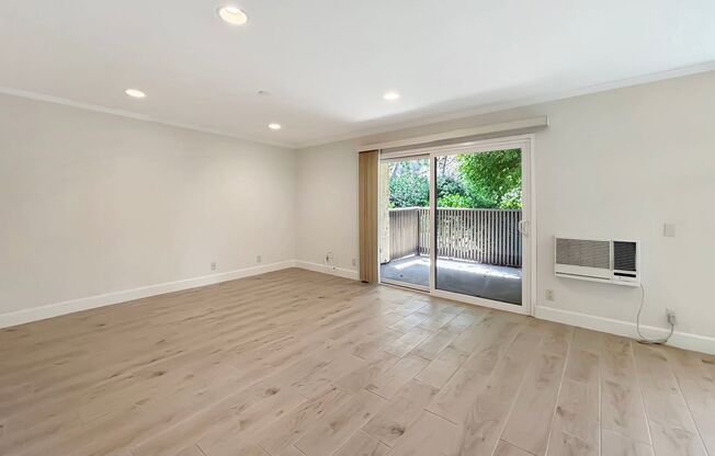 Upgraded & Spacious 2BD/2BA Condo in La Jolla Colony W/ Community Pool/Spa & Laundry!