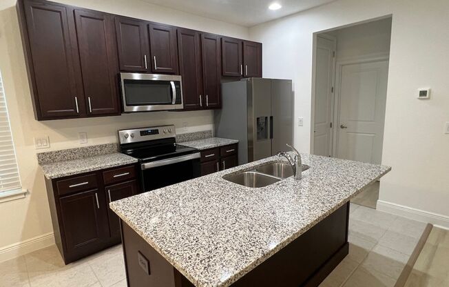 Like New 1/1 Garage Apartment with 1-Car Garage Included (Utilities Included)