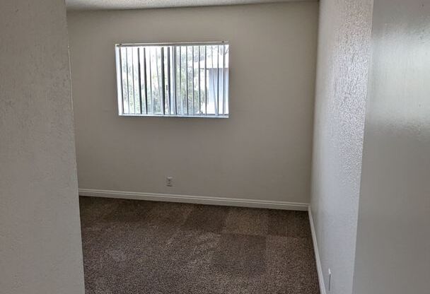 2 beds, 1 bath, $900, Unit D