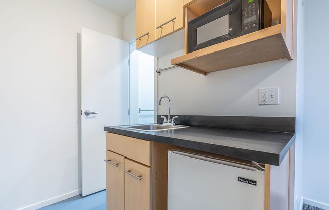 Studio, 1 bath, 201 sqft, $899, Unit 6B