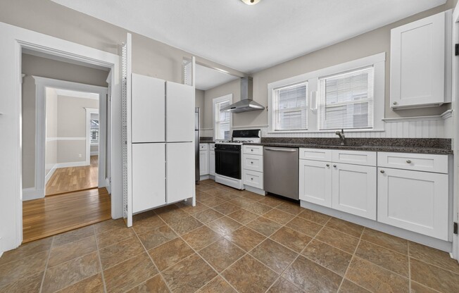 156 W ADAMS ST