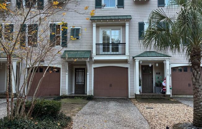 Yellow Bluff Living! Pet friendly Townhome