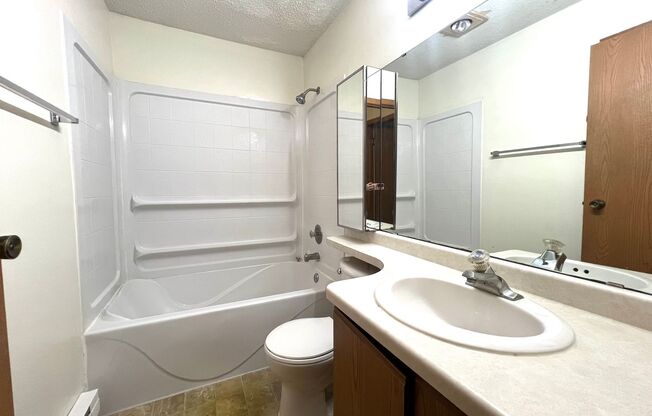 2 beds, 1 bath, $1,050, Unit A2721-A