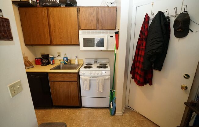 Studio, 1 bath, $800, Unit 4