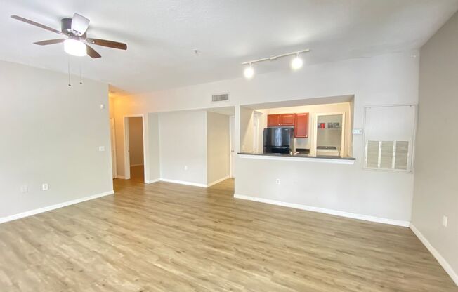 Just reduced!! Ready to move in!! Park Central Gated Community!!2/2 with a Garage Available!!