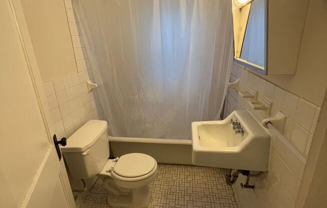 2 beds, 1 bath, 700 sqft, $1,350, Unit 202