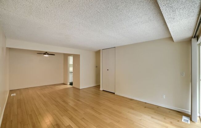 Ground Floor 1bed/1bath Apartment in Convenient Juanita Location!