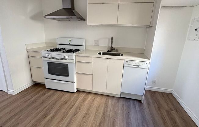 Studio, 1 bath, 400 sqft, $1,495, Unit 15B