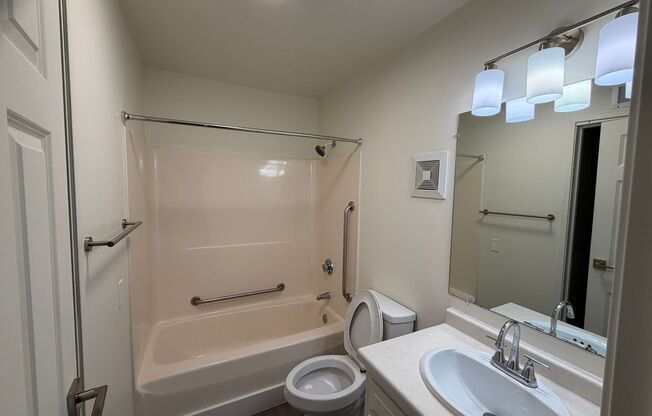 2 beds, 2 baths, 1,050 sqft, $1,670, Unit 2050N