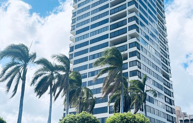 Luxury Kahala Condominium - 2bd/2ba/1pkg