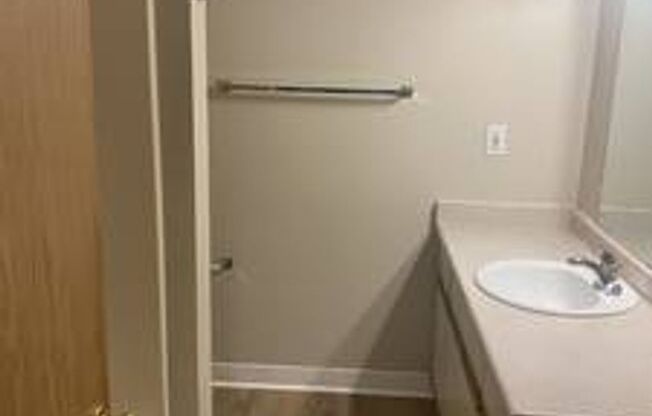 1 bed, 1 bath, 717 sqft, $1,370, Unit A21