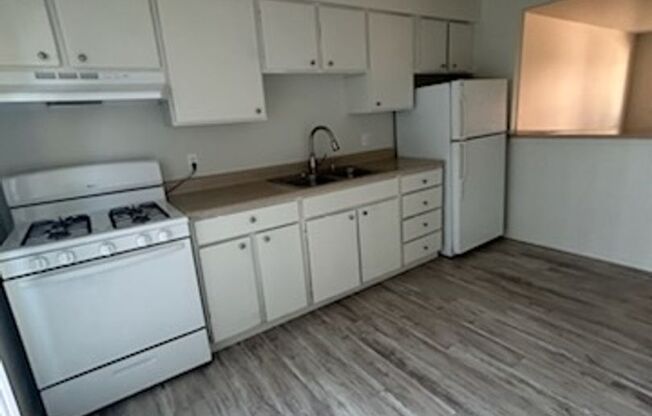 2 beds, 1 bath, 720 sqft, $1,245, Unit 11