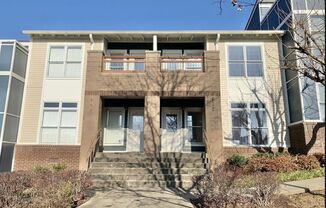 2 BEDROOM 2.5 BATH TOWNHOME WITH DOWNTOWN VIEWS