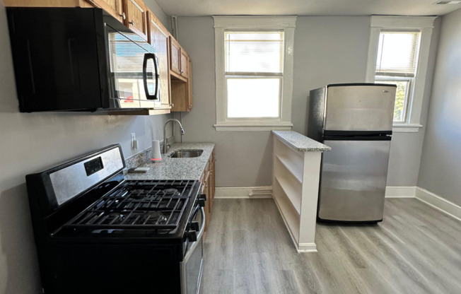 1 bed, 1 bath, $1,100, Unit 2206 Roslyn Ave Unit 9