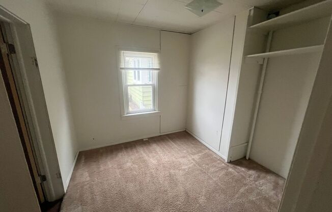 3 beds, 1 bath, $1,195, Unit 1822