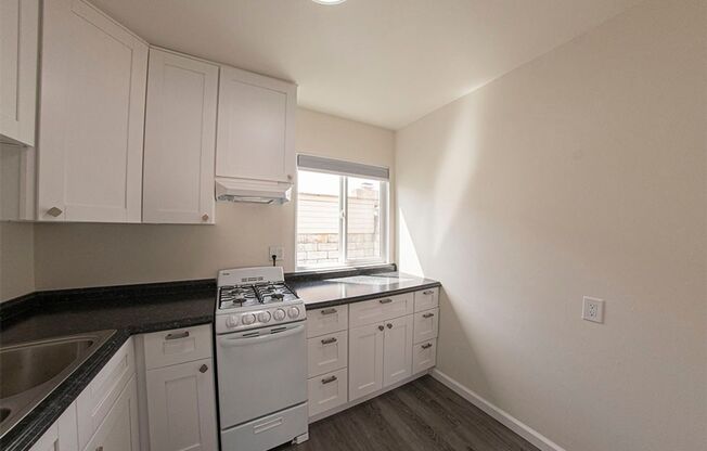 Pacific Beach - Downstairs Remodeled Studio with Assigned Parking- 1 Mile to the Beach