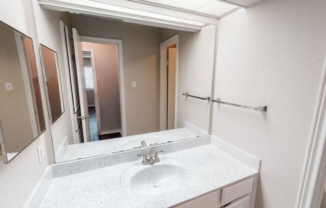 1 bed, 1 bath, 950 sqft, $919