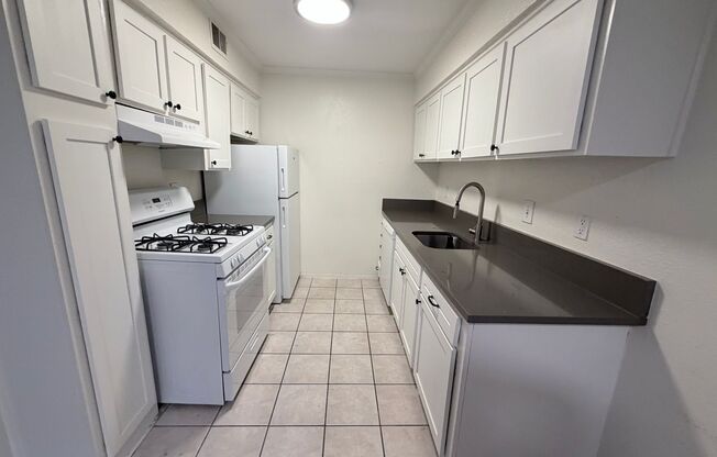 2 beds, 1 bath, 900 sqft, $1,399, Unit LAW15-111
