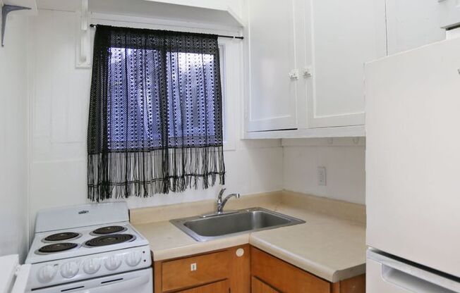 OPEN HOUSE: Sunday (3/15) 2:40pm-3:00pm Ground Floor Studio in Pacific Heights (2803 ½ Greenwich Street)