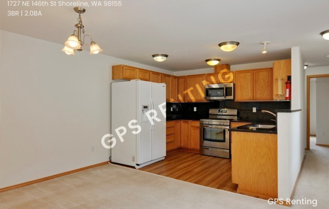Shoreline Townhouse with great fenced yard