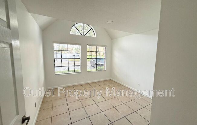 315 Lakepointe Dr #301