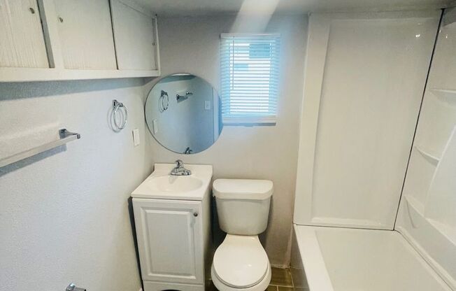 Studio, 1 bath, $995, Unit Unit B