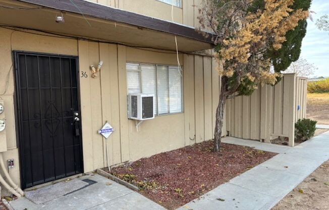 Clean 1 Bedroom / 1 Bathroom Condo in California City!