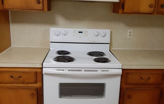 2 beds, 1 bath, 903 sqft, $1,170, Unit J-9