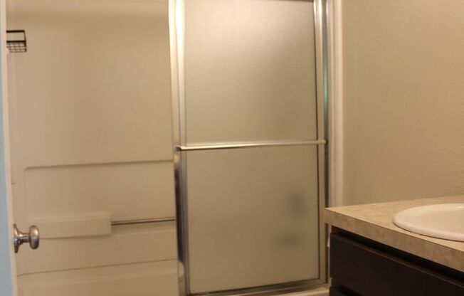 2 beds, 1 bath, $1,400, Unit 2025 SE River Road, WP 403