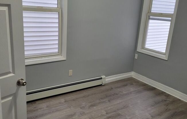 2 beds, 1 bath, $2,000, Unit 103