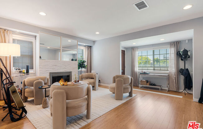 7353 W 82 ST