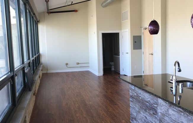 1 bed, 2 baths, 911 sqft, $1,900, Unit 212