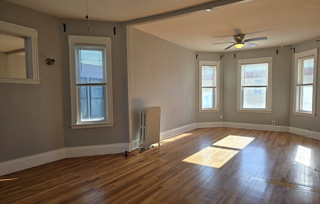 3 beds, 1 bath, 1,300 sqft, $3,400, Unit 3