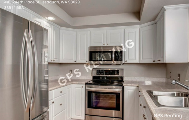 Spacious Two-Level Klahanie Townhome – Nature at Your Doorstep!