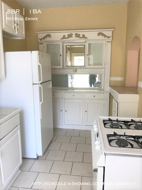 2 beds, 1 bath, 850 sqft, $1,700