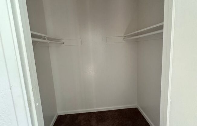 2 beds, 1 bath, 800 sqft, $1,555, Unit 18