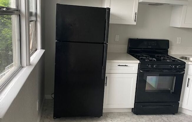 2 beds, 1 bath, 800 sqft, $2,495