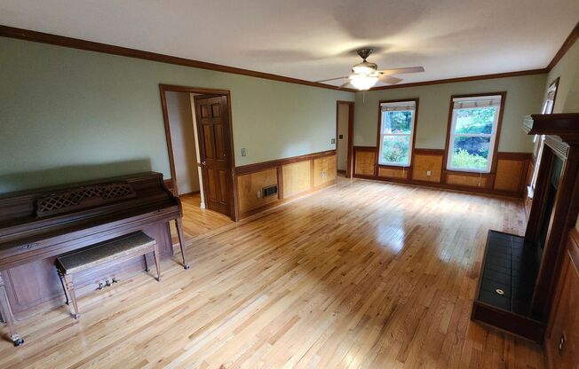 Spacious 3BR Home with Sunroom in Roswell