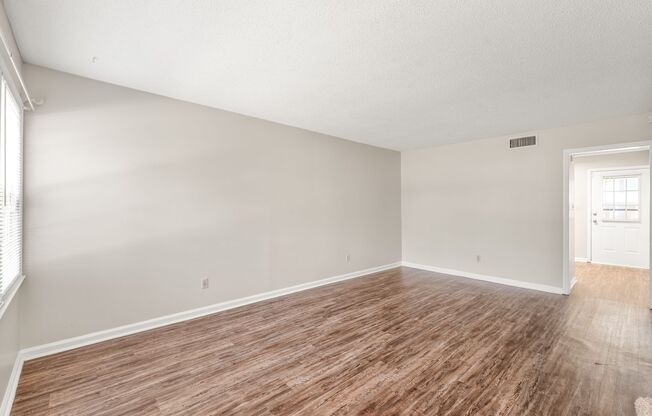 2 Bedroom Townhome in Coventry Woods!