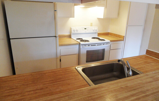 Cozy condominium in Blossom Valley. Hardwood floor, dishwasher, balcony.