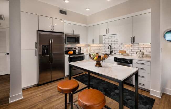 Fitted Kitchen With Island Dining at Clarendon Apartments, Los Angeles