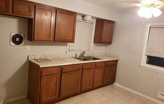 3 beds, 1 bath, 1,033 sqft, $875