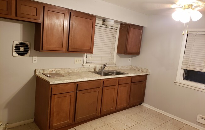 3 beds, 1 bath, 1,033 sqft, $875