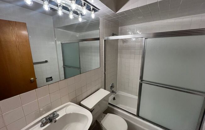 2 beds, 1 bath, 900 sqft, $2,450, Unit 417-305