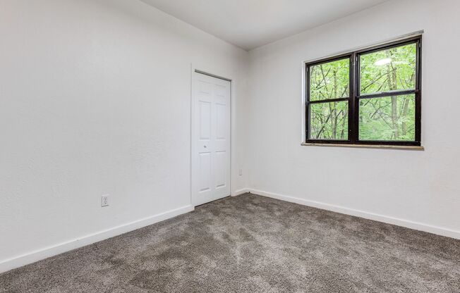 3 beds, 1 bath, $1,300, Unit Apt 3