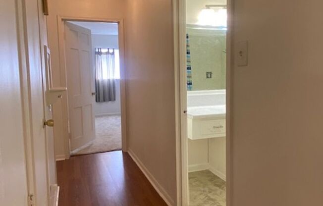 2 bedroom/1 bath available for IMMEDIATE MOVE IN! YARD MAINTENANCE INCLUDED!