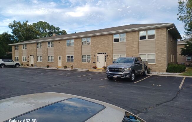 2 beds, 1 bath, $1,139, Unit 516 3002