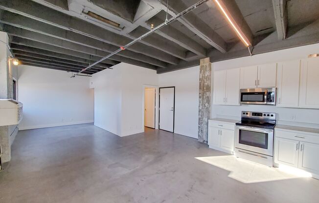 Studio, 1 bath, 527 sqft, $1,015, Unit A403